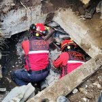 Una grabación muestra el rescate de una mujer con vida en medio de los escobmros de una vivienda en Alausí.