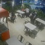 El secuestro de una familia quedó registrado por las cámaras de un restaurante