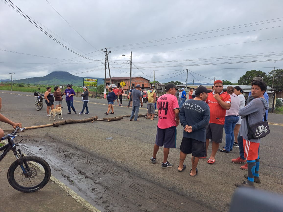 La vía Portoviejo-santa Ana fue cerrada al tránsito vehicular la mañana de este lunes 6 de marzo