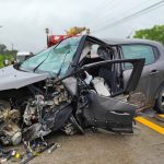 Producto del choque frontal a uno de los vehículos se le desprendió el motor. Ambos quedaron destruidos.