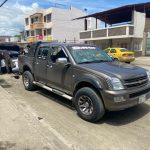 Vehículos que estaban estacionados en los exteriores del colegio TArqui resultadon con orificios de bala en sus carrocerías.