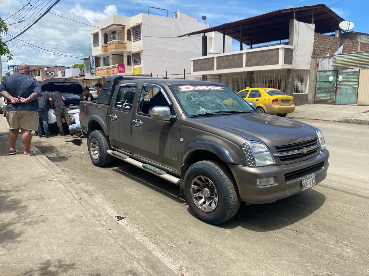 Vehículos que estaban estacionados en los exteriores del colegio TArqui resultadon con orificios de bala en sus carrocerías.