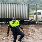 Un tráiler quedó atrapado en un tramo de la vía Alóag-Santo Domingo tras las fuertes lluvias.