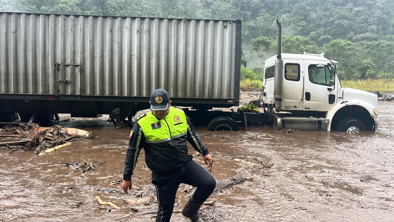 Un tráiler quedó atrapado en un tramo de la vía Alóag-Santo Domingo tras las fuertes lluvias.