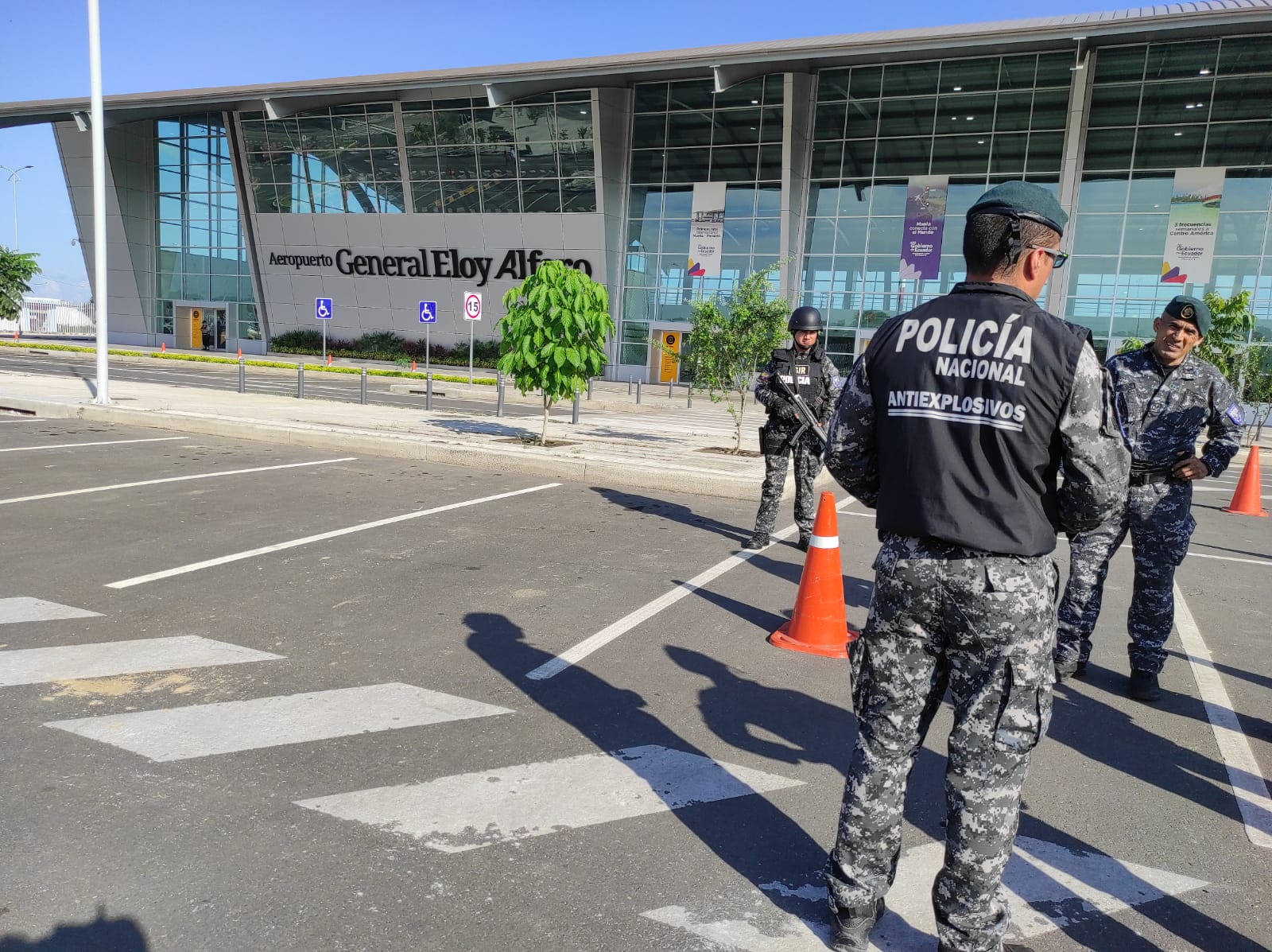 Agentes del GIR descartaron que dentro de la maleta abandonada haya alguna situación que represente peligro