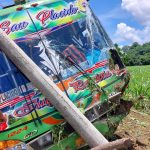 El bus de la cooperativa San Plácido se encunetó en la vía Cuatro Esquinas-Zapallo, de Portoviejo.