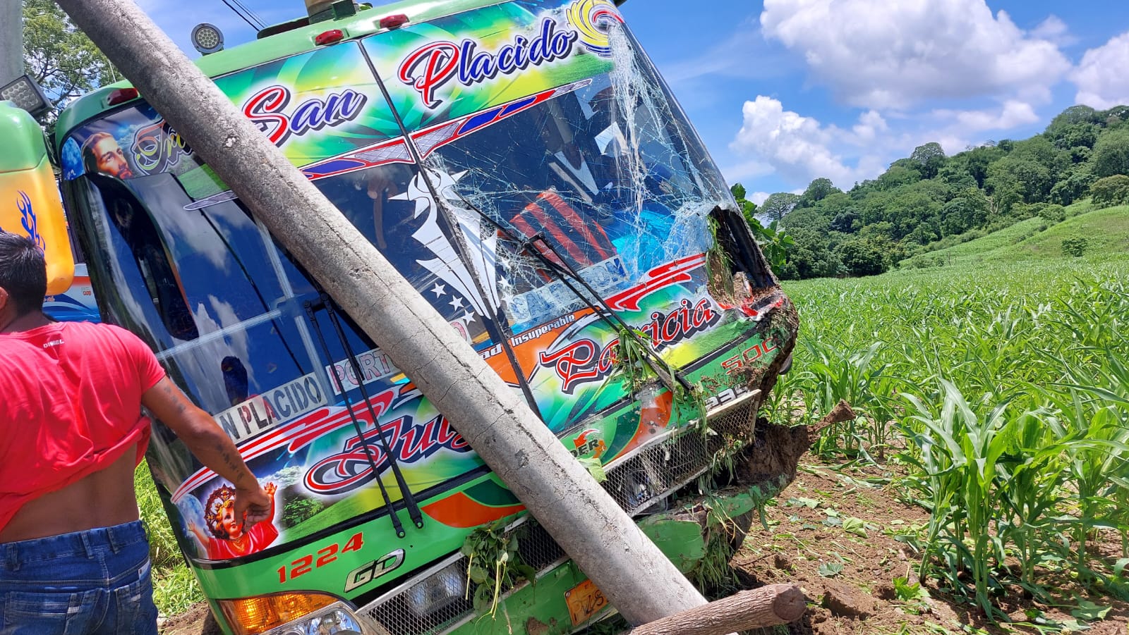 El bus de la cooperativa San Plácido se encunetó en la vía Cuatro Esquinas-Zapallo, de Portoviejo.