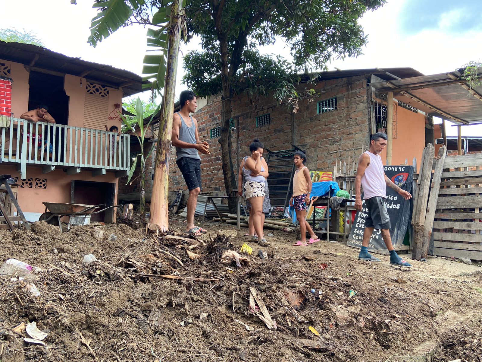 Habitantes de la parroquia Andrés de vera que se vieron afectados por uan fuerte lluvia piden ayuda a las autoridades.