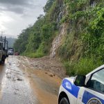 Agentes de la CTE retiran los vehículos que se encuentran en la via que fue cerrada al tránsito vehicular debido a las lluvias.