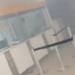 Armados con fusiles y utilizando un artefacto explosivo, delincuentes irrumpieron en un centro comercial en Guayaquil.