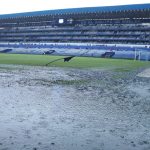 La fuerte lluvia que cae sobre Guayaquil ha obligado a postergar el partido entre Emelec y El Nacional.