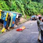 Once personas resultaron heridas y además de tres muertos dejó un bus de una cooperativa interprovincial que perdió pista y se volcó.