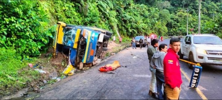 Once personas resultaron heridas y además de tres muertos dejó un bus de una cooperativa interprovincial que perdió pista y se volcó.