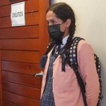 La Policía detuvo a una falsa colegiala dentro de una institución educativa. Tenía uniforme y hasta trenzas.