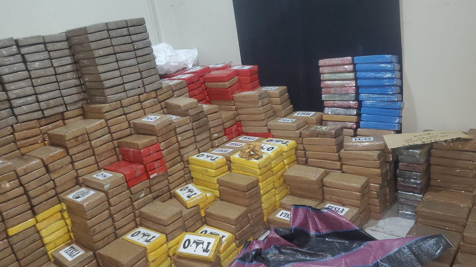 A cinco toneladas de droga llegó el peso de una incautación realizada este viernes 21 de abril en el sector de Urdesa, en el norte de Guayaquil.