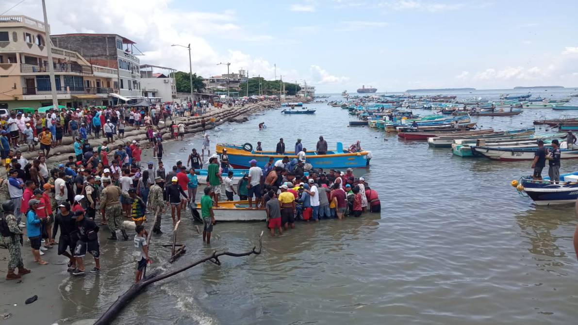 Los cuerpos de los tres pescadores asesinados los trasladaron en una lancha hasta el Malecón de la parroquia Posorja.