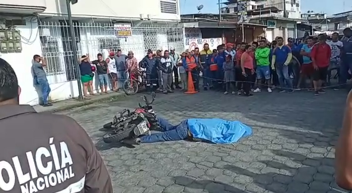 El cuerpo del agente de control municipal del cantón La Concordia quedó en medio de la calle.