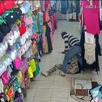 El enfrentamiento a golpes entre una mujer y un delincuente evitó que este último asaltara un establecimiento comercial.