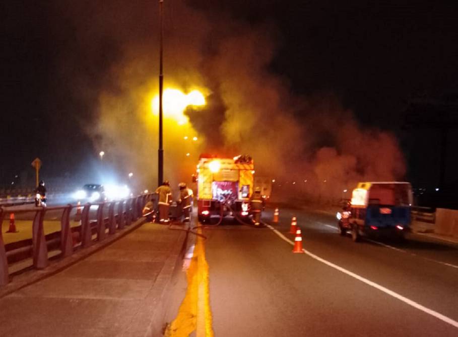 Un incendio de más de dos horas habrían provocado el debilitamiento en la estructura de un paso a desnivel en Guayaquil.