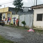 Un hombre estaba reunido con varios amigos afuera de una vivienda, donde llegaron varios hombres y lo mataron.