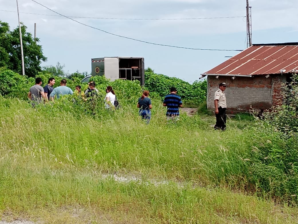 Un terreno baldío se convirtió en el escenario donde se cometió un doble asesinato en la ciudad de Manta, provincia de Manabí.