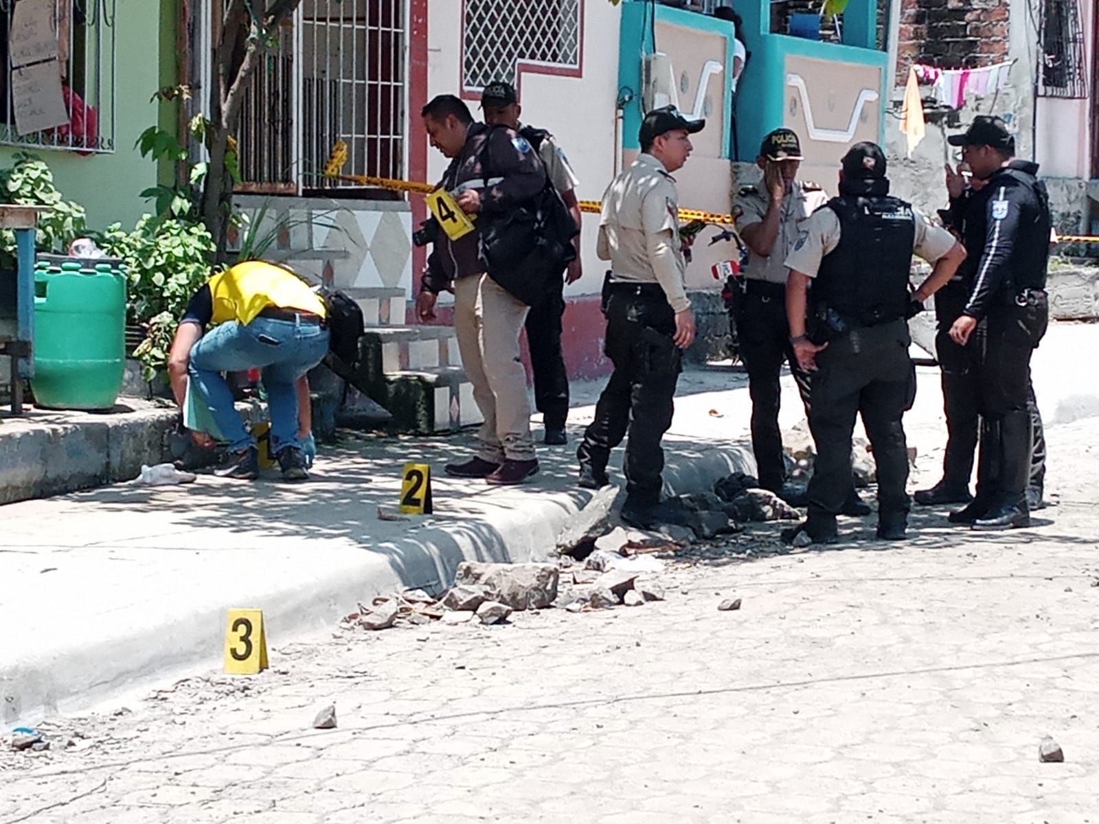 El sonido de al menos siete disparos terminó con la tranquilidad del barrio Honduras, del cantón Jaramijó.
