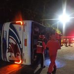 El bus 181 de la cooperativa Flota Imbabura se volcó en el sector de la Virgencita en la vía El Carmen-Chone.