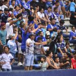 Hinchas de Emelec arremetieron con insultos y lanzamientos de objetos contra jugadores por el mal momento del equipo. (Foto El Universo)