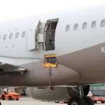 El avión sufrió graves daños en la puerta y en una parte del fuselaje informaron las autoridades.