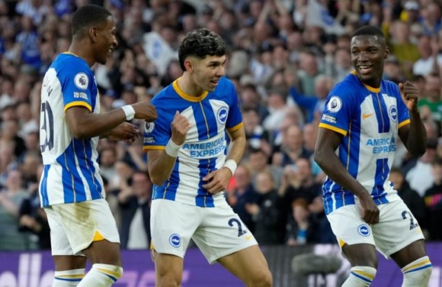 Con un baile en el campo de juego y otro luego en los camerinos el Brighton celebró su clasificación a la Europa League.