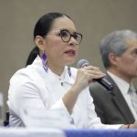 Diana Atamaint, presidente del CNE dialogando sobre las elecciones generales del 2023.