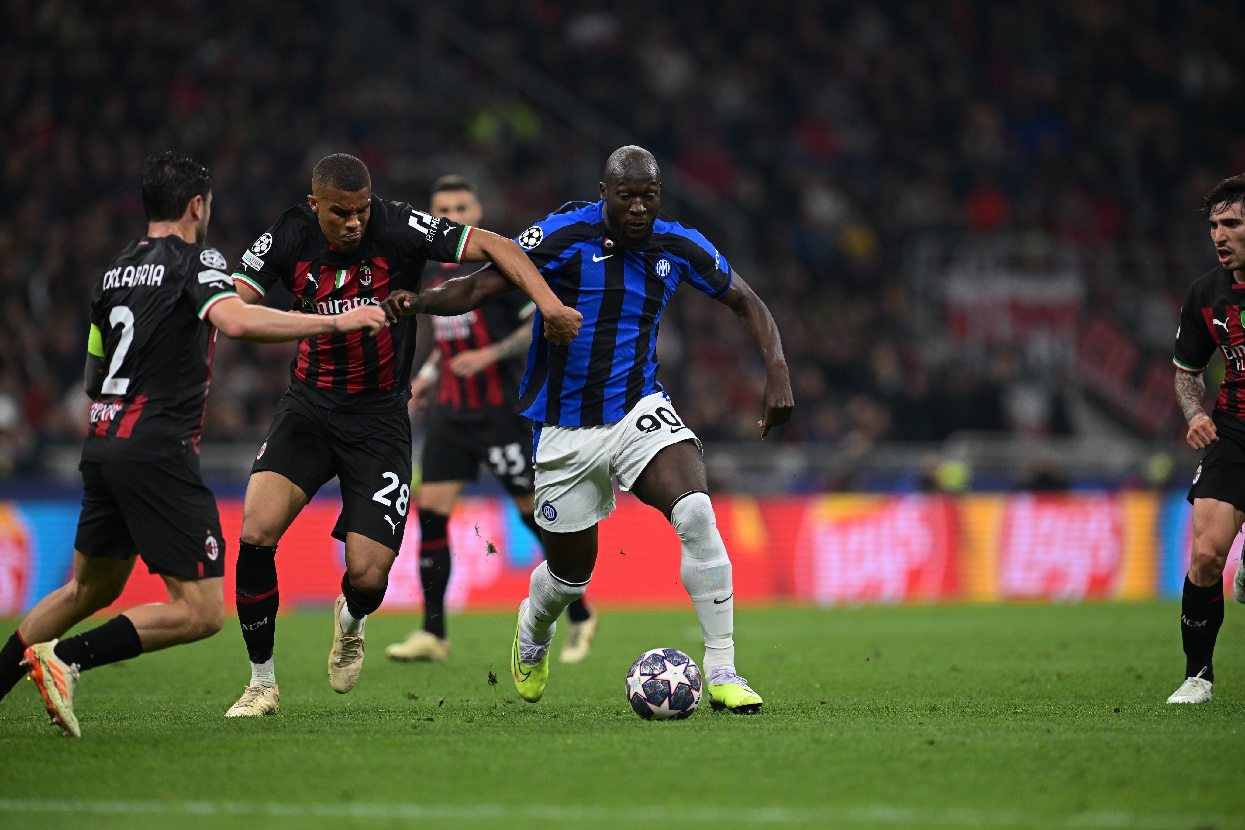 Con goles de Dzeko y Mkhitaryan, el Inter de Milán sacó un gran triunfo en el San Siro por el primer partido de 'semis' de la Champions League.