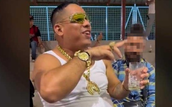 Utilizando grandes joyas, bebiendo whisky y rodeado de múltiples mujeres y amigos pasó Junior Roldán sus últimas semanas de vida.