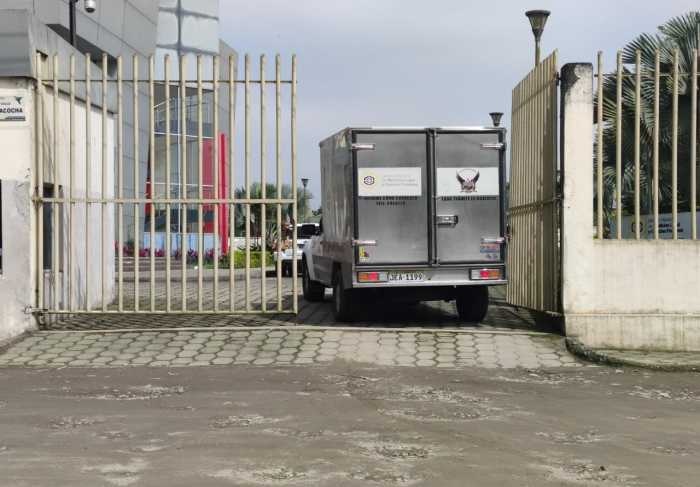 Sentado en una banca de acero y junto a un vehículo color rojo quedó el cadáver de Bryan Valarezo.