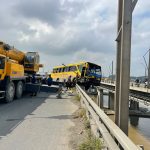 Un bus de transporte escolar sufrió un grave accidente de tránsito. Esto ocurrió en Guayaquil, provincia del Guayas.