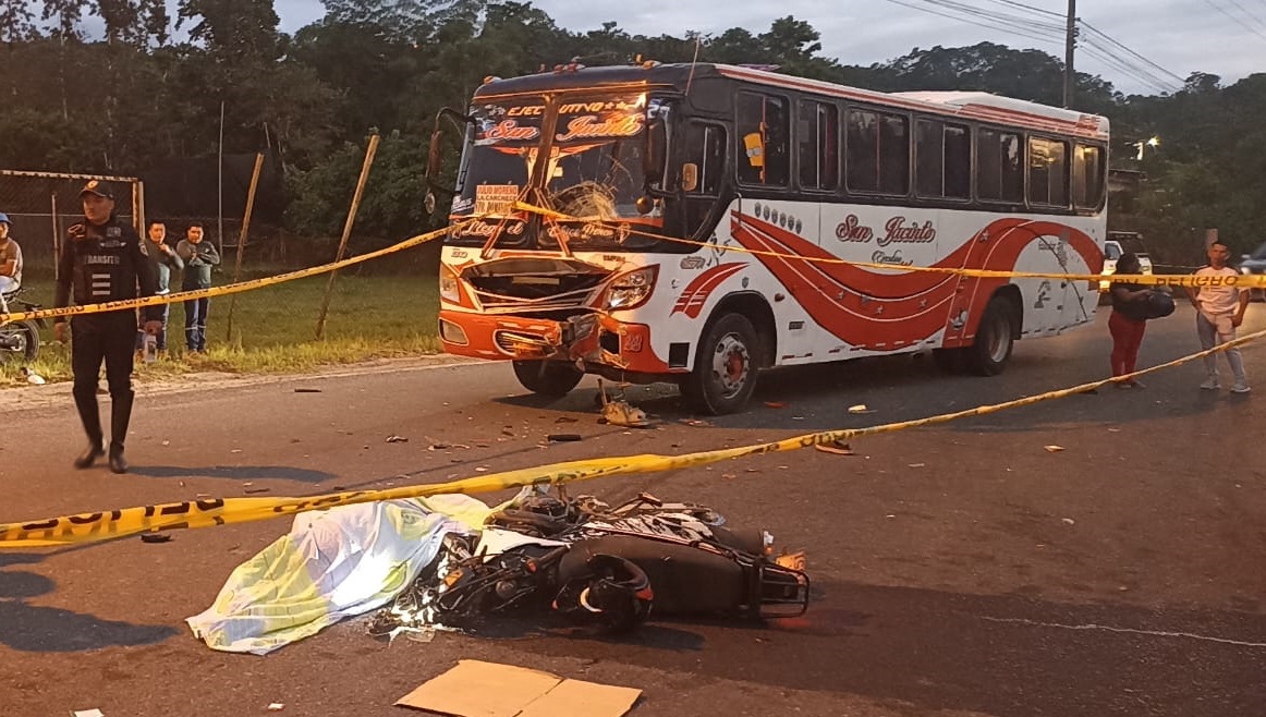 Tras sufrir un accidente de tránsito un guardia de seguridad perdió la vida y su hijo menor de edad resultó herido.