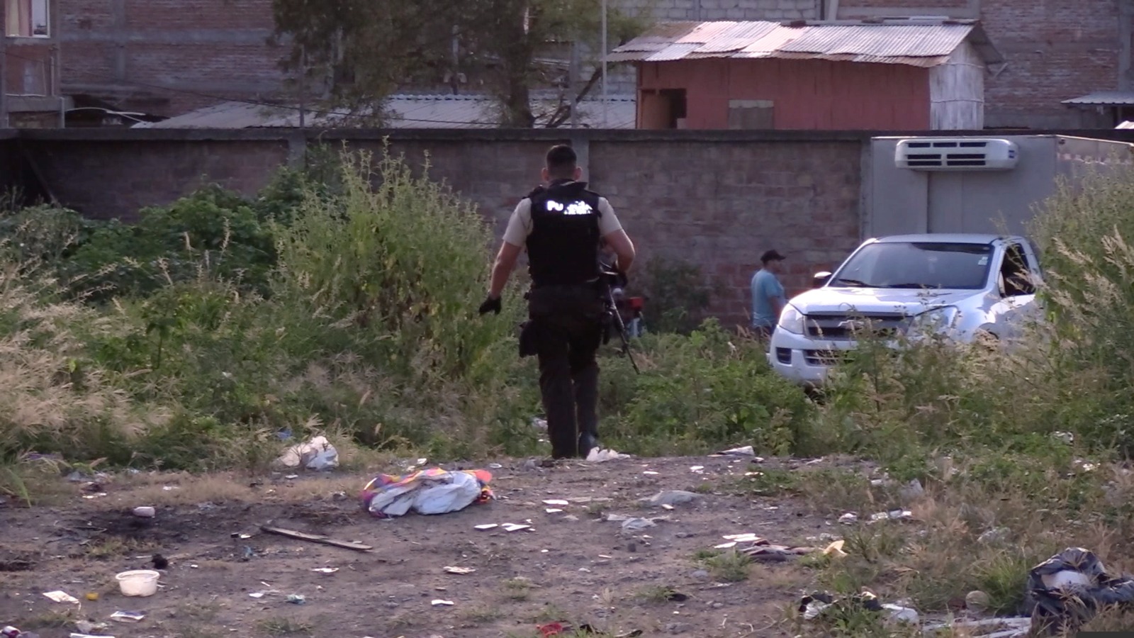 En un terreno baldío y boca abajo fue encontrado un cadáver en la ciudadela La Pradera, de la ciudad de Manta.