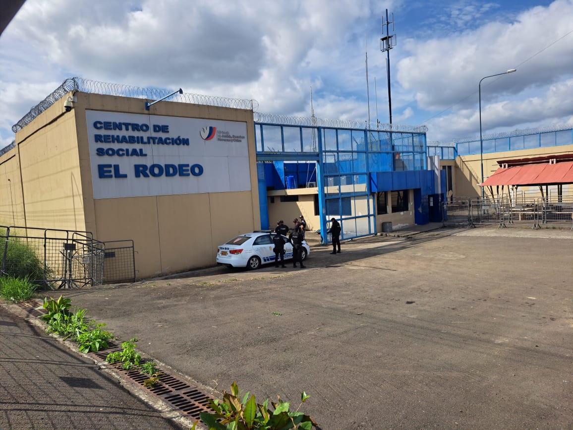 A dos reos que estaban internados en la cárcel El Rodeo, en Portoviejo, Manabí, los encontraron muertos.