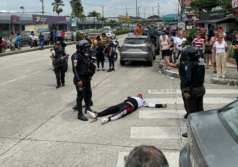 Dos supuestos sicarios fueron dados de baja por elementos de la Policía Nacional en Guayaquil.