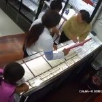 La dueña de una joyería se percató que tres adultos intentaron robar en su local comercial por lo que dio la voz de alerta.