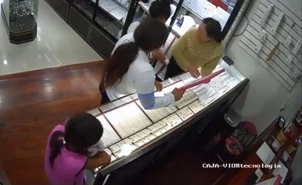 La dueña de una joyería se percató que tres adultos intentaron robar en su local comercial por lo que dio la voz de alerta.