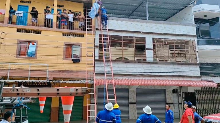 Un ladrón falleció electrocutado mientras intentaba robar un televisor en Huaquillas, provincia de El Oro.