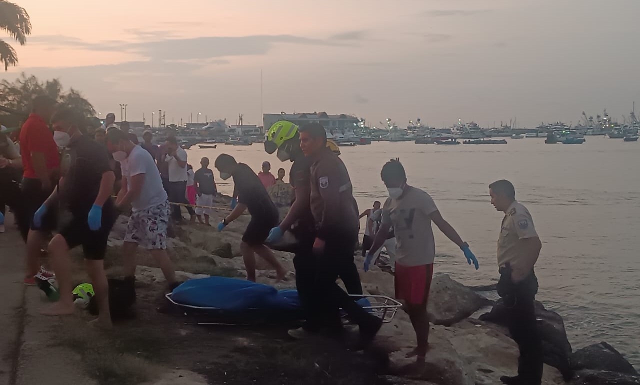 Muerto flotando en el mar Manta