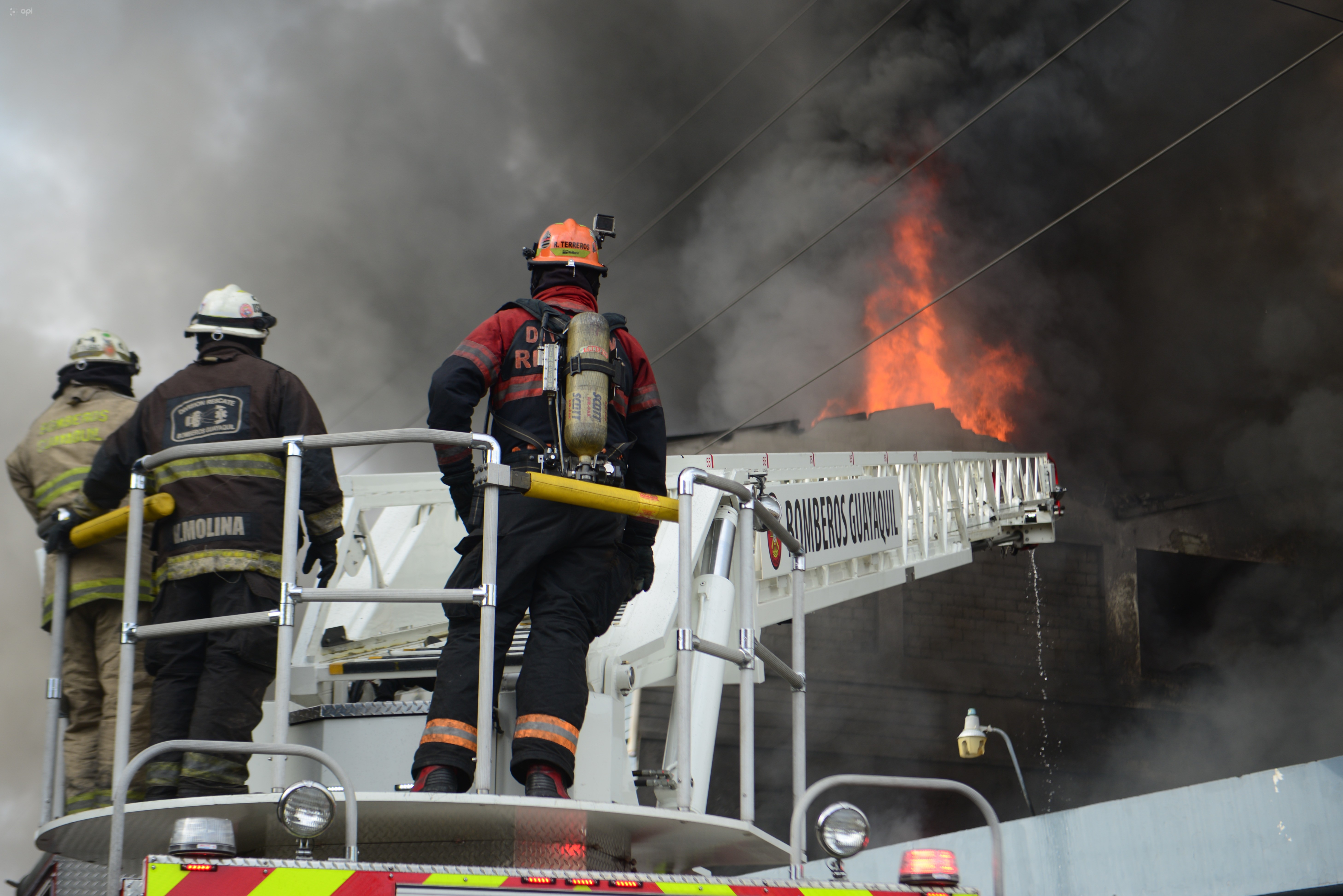 Bomberos sofocan voraz incendio en una bodega de Guayaquil