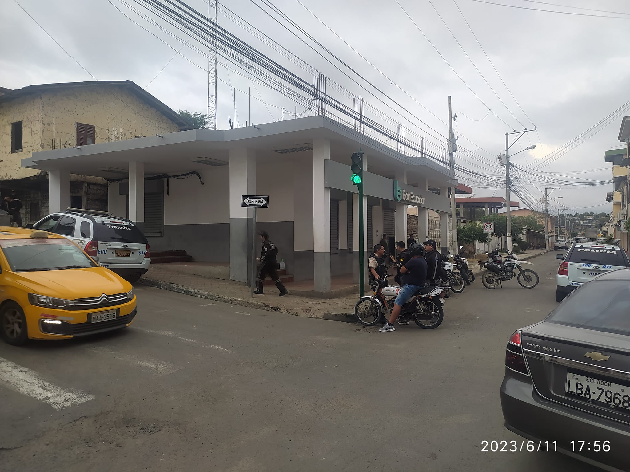 Ladrones hacen un hueco en la pared para robar en agencia de BanEcuador en Rocafuerte