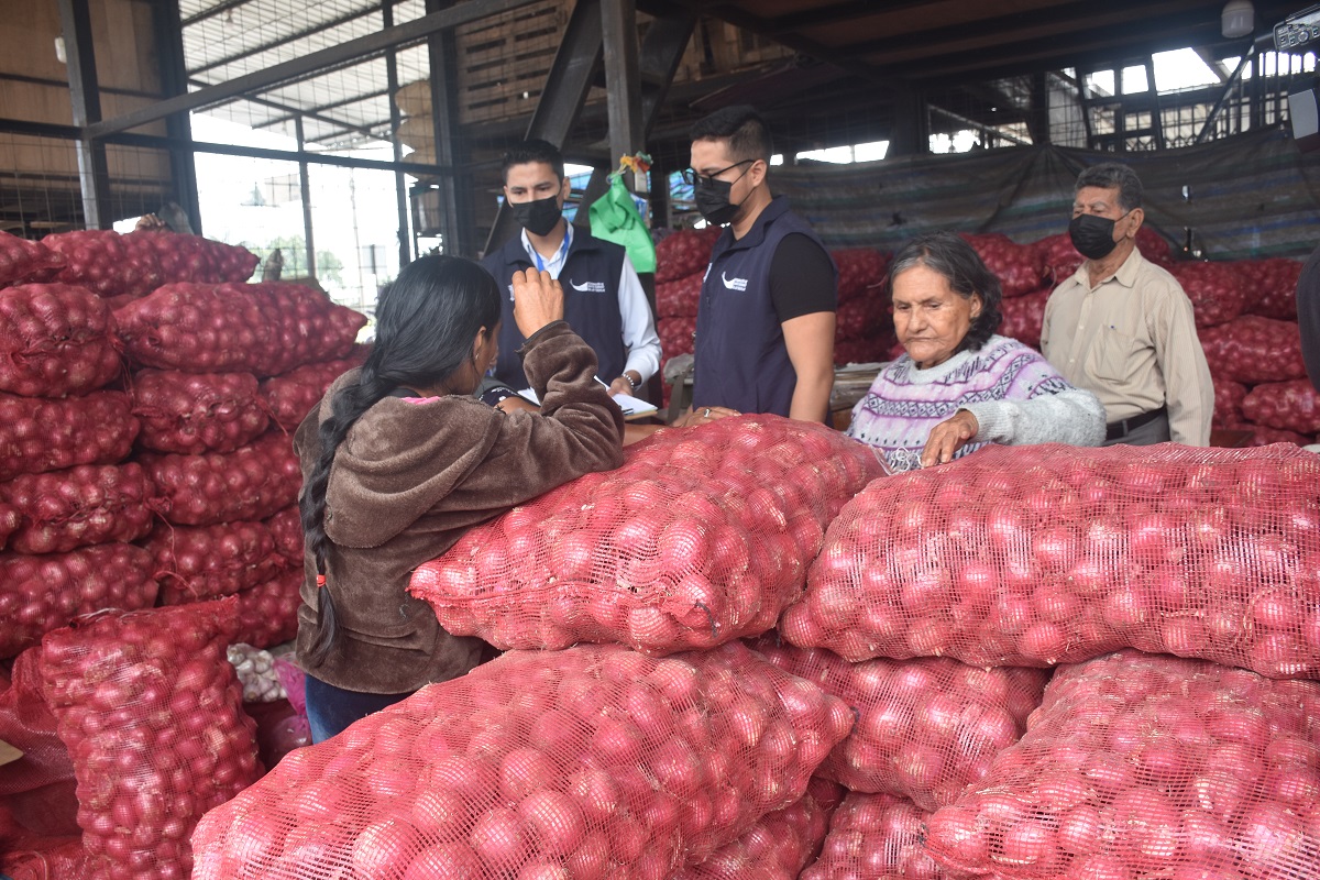 Precio de la cebolla sube a un dólar la libra arroz también