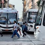 Un hombre recibió una grave paliza al punto de dejarlo inconsciente en medio de una calle, en el centro de Guayaquil.