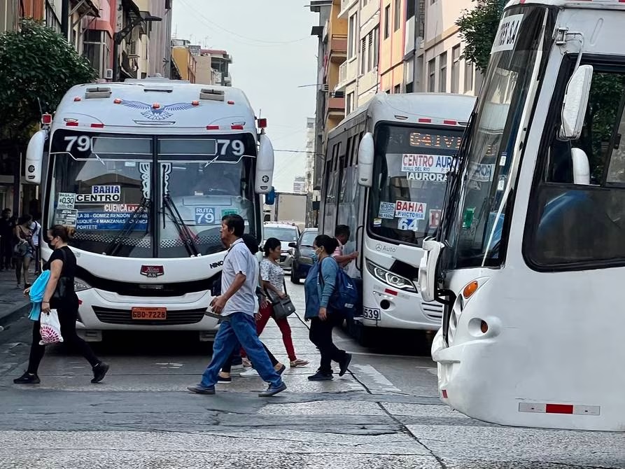 Un hombre recibió una grave paliza al punto de dejarlo inconsciente en medio de una calle, en el centro de Guayaquil.