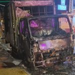 El camión de una funeraria fue incendiado por parte de unos sujetos que operarían bajo la modalidad de "vacunas".