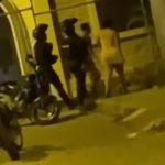 Juan Aguayo conocido como "Cachinero" se salvó de morir de manera violenta mientras se movilizaba en una motocicleta.